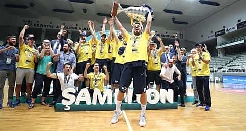 Fenerbahçeli oyuncular şampiyonluğu Twitter'dan da kutladı