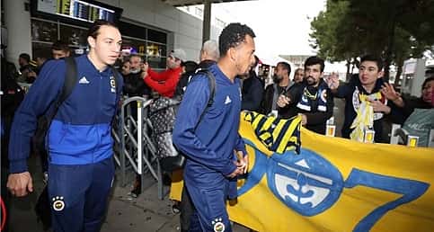 Fenerbahçe Antalya'da çiçeklerle karşılandı