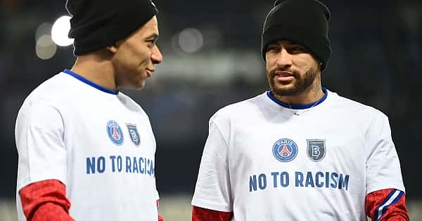 Paris'te tek ses; ''No to racism''