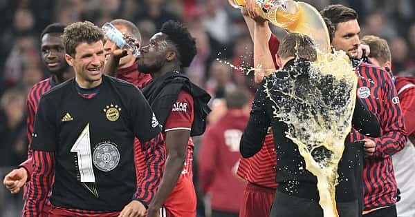 Bayern Münih yine şampiyon! Biralı kutlama...