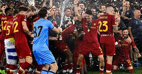 AS Roma'nın çılgın Konferans Ligi şampiyonluğu kutlaması