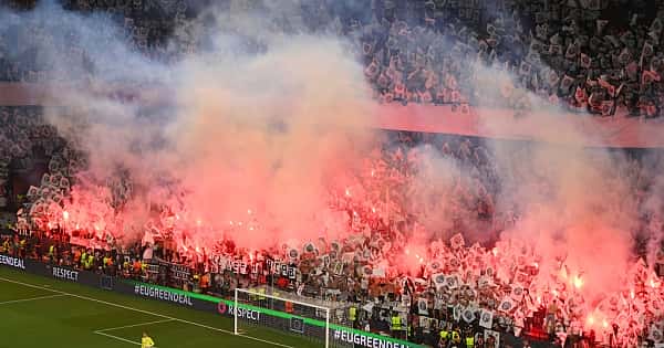 Avrupa Ligi finalinde tribünler alev alev