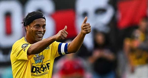 Efsane futbolcular bir arada! Yıldız isimler buluştu