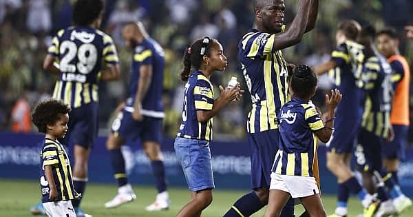 Fenerbahçe'de maç sonu galibiyet kutlaması