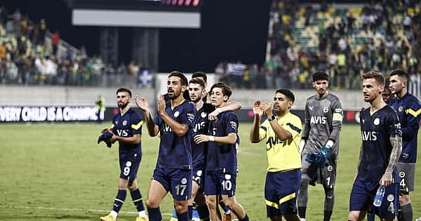 Fenerbahçe'de maç sonu taraftarla kutlama