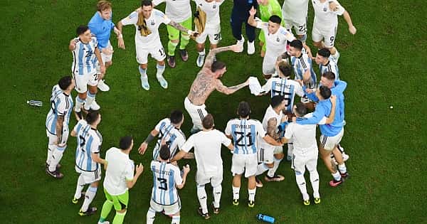 Arjantin'den saha ortasında dans ve çılgın kutlama