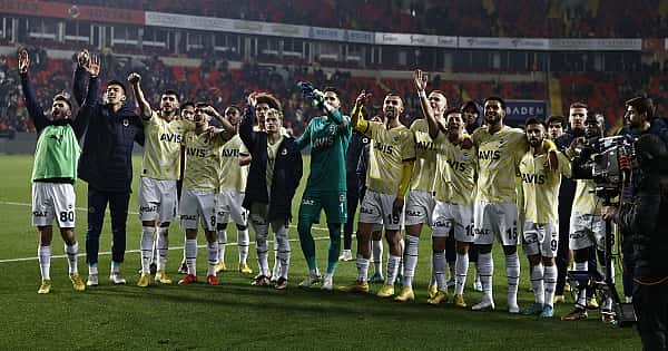 Fenerbahçe zaferi taraftarıyla kutladı