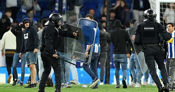 Barcelona kazandı, Espanyol taraftarı sahaya indi