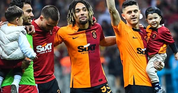 Galaatsaray'a Sacha Boey için 17 milyon euroluk teklif