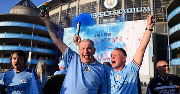 Manchester City taraftarı şampiyonluğu kutluyor