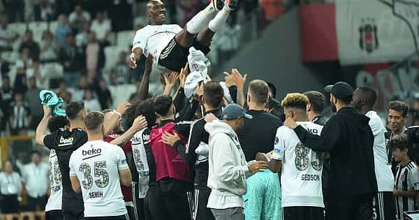 Atiba, Beşiktaş'a omuzlarda veda etti