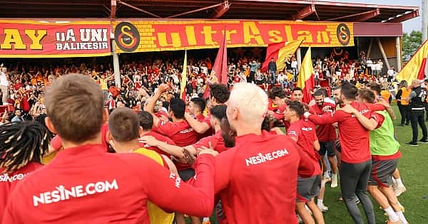Galatasaray Florya'da taraftarıyla buluştu