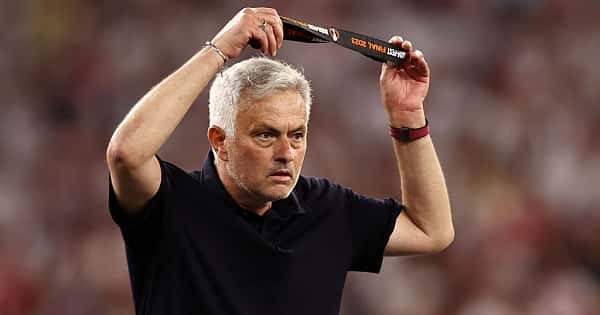 Jose Mourinho madalyasını bir taraftara verdi