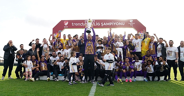 Eyüpspor şampiyonluk kupasını aldı