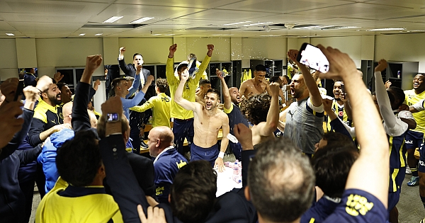 Fenerbahçe'den derbi sonrası çılgın kutlama