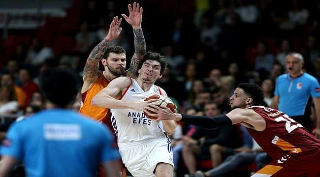 Anadolu Efes son yarı final biletini aldı