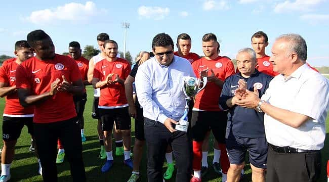 Antalyaspor'a "Gönüllerin şampiyonu kupası" verildi