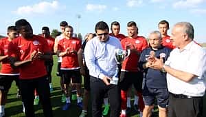 Antalyaspor'a "Gönüllerin şampiyonu kupası" verildi