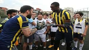 Ekpe Udoh sevenleriyle halı saha maçına çıktı