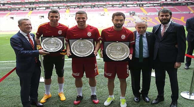 Galatasaray'da 3 futbolcuya plaket verildi