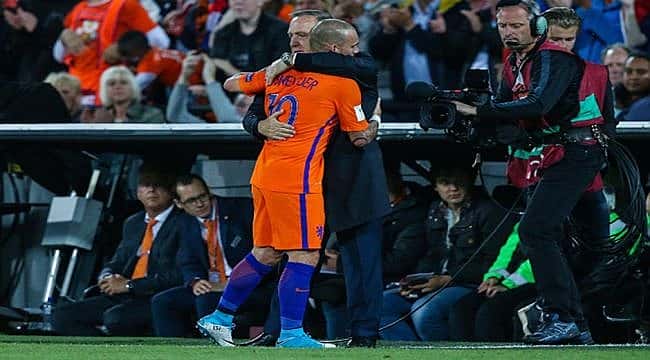 Hollanda Advocaat'ın ilk maçında rahat kazandı