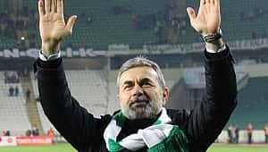 Konyaspor Aykut Kocaman'ı omuzlarda uğurluyor