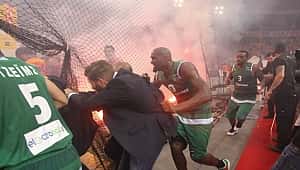 Olympiakos-Panathinaikos maçında büyük olaylar çıktı