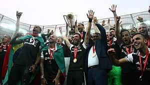 Şampiyon Beşiktaş kupasını kaldırdı