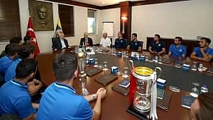 Şampiyonlar kupayı Aziz Yıldırım'a götürdü