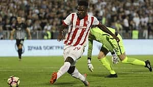 Emenike Olympiakos'ta golle tanıştı