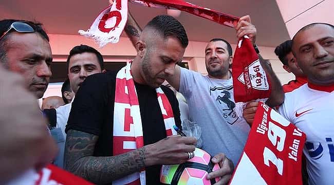 Galatasaray maçı öncesi Antalya'da Menez sevinci