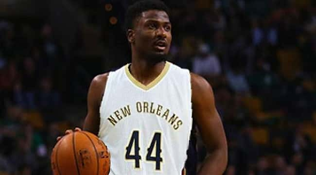 Solomon Hill, en az 6 ay sahalarda yok