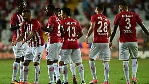 Antalya yıldızlarıyla güldü