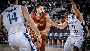 Zorlu maçta gülen Karadağ