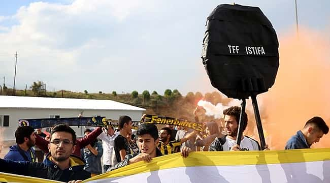 Fenerbahçe taraftarından TFF'ye protesto