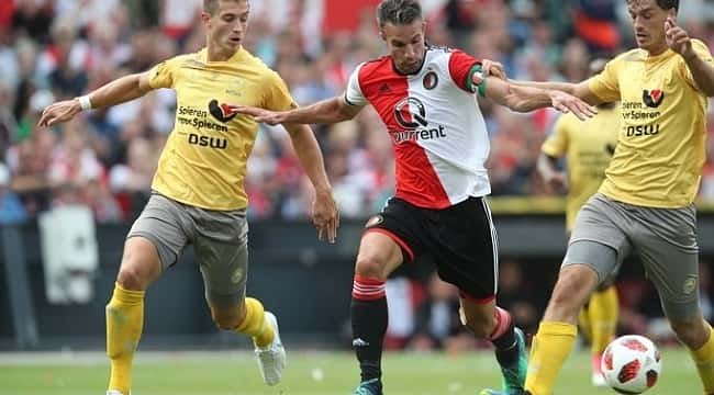 Hollanda'da derbiye van Persie damgası