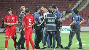 Balıkesirspor Baltok Ümraniyespor maçı hakemine seyirci saldırdı