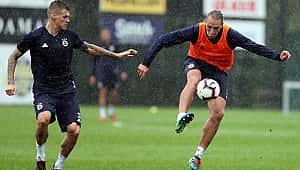 Fenerbahçe Konyaspor maçının hazırlıklarını yağmur altında sürdürdü