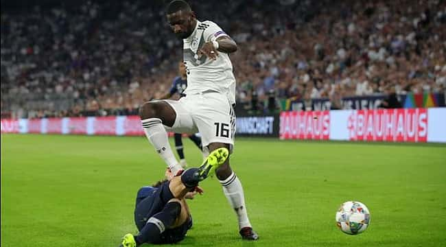 Rudiger, Pavard'ın boynuna bastı