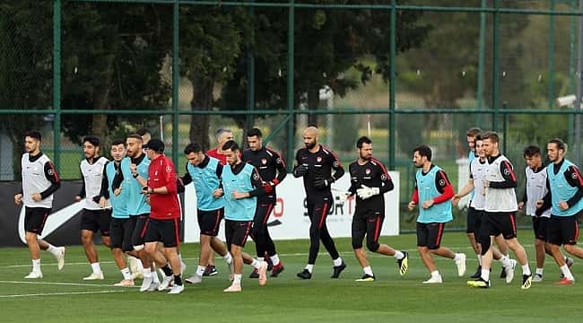 A Milli Futbol Takımı'nda mesai eksiklerle başladı