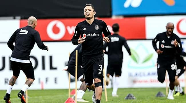 Beşiktaş'tan Adriano açıklaması