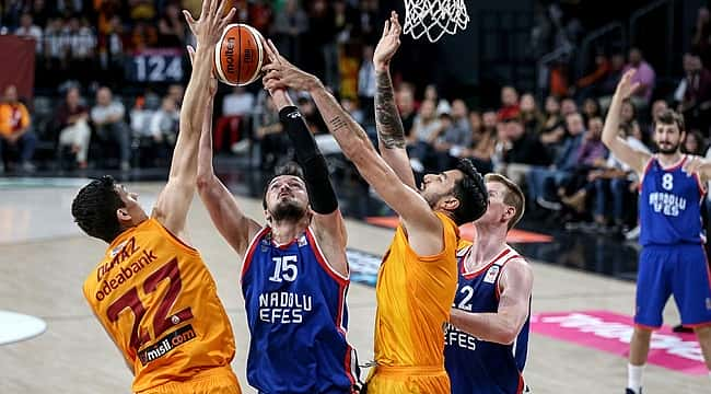 Derbide kazanan Anadolu Efes