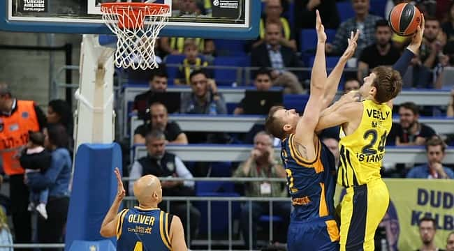 Fenerbahçe iyi başladı: 97-72