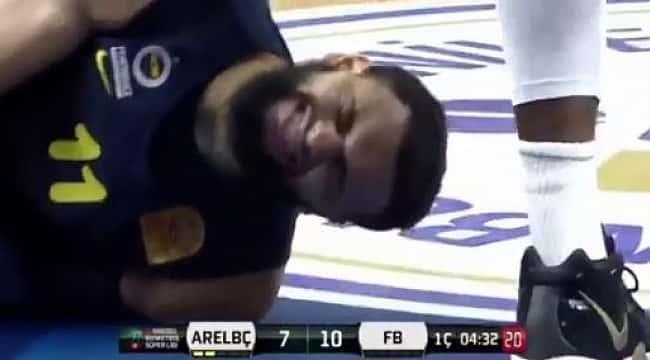 Fenerbahçe'nin yıldızı Tyler Ennis'in ayağı kırıldı