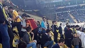 Fenerbahçe tribünlerinde Galatasaray formasıyla maç izledi