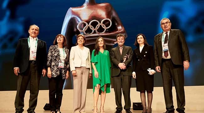Uluslararası Olimpiyat Komitesi'nin "Kadınlar ve Spor Dünya Ödülü" Eczacıbaşı Spor Kulübü'nün