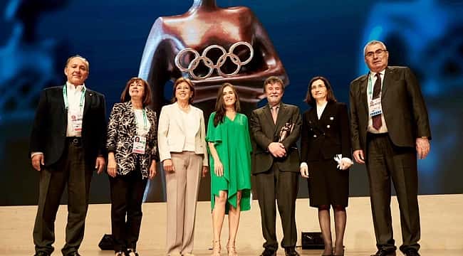 Uluslararası Olimpiyat Komitesi'nin "Kadınlar ve Spor Dünya Ödülü" Eczacıbaşı Spor Kulübü'nün
