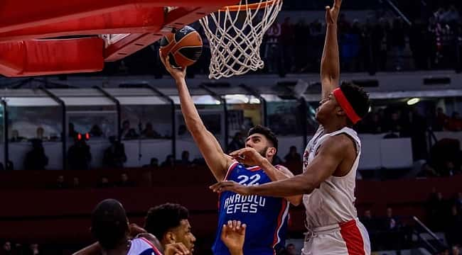 Anadolu Efes yine son çeyrekte yıkıldı