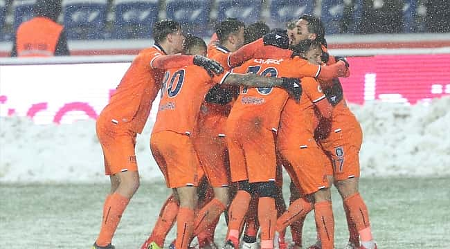 Başakşehir 3 puanı 3 golle aldı