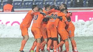Başakşehir 3 puanı 3 golle aldı